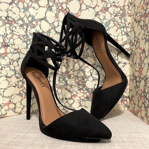 Black stilettos pumps